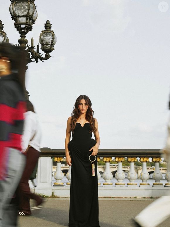 Com um acessório inédito, Jade complementa o look de forma aspiracional: um bracelete banhado a ouro e que segue uma tendência global que transforma itens de consumo em símbolo fashionista, incorporando o Supreme Oil Nutri Rosé