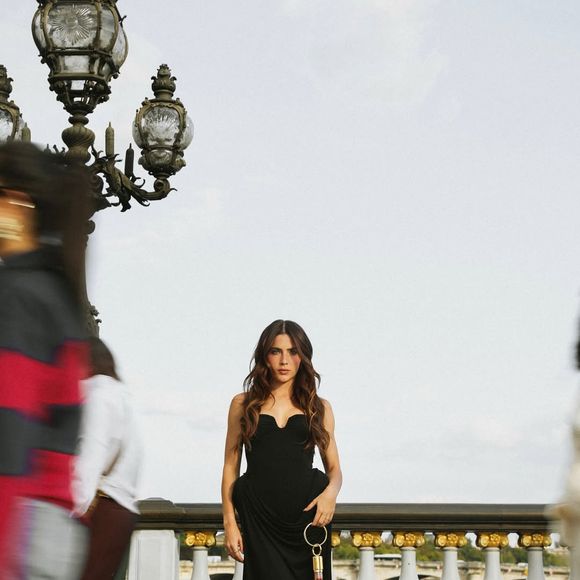 Com um acessório inédito, Jade complementa o look de forma aspiracional: um bracelete banhado a ouro e que segue uma tendência global que transforma itens de consumo em símbolo fashionista, incorporando o Supreme Oil Nutri Rosé