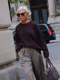 Parecem sapatilhas de dança, mas são os novos tênis da Converse: minimalistas, elegantes e ideais para mulheres 50+. Minha mãe já quer usá-los o tempo todo com saias e calças largas