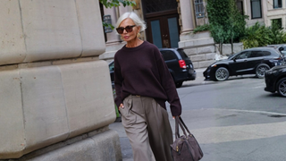 Parecem sapatilhas de dança, mas são os novos tênis da Converse: minimalistas, elegantes e ideais para mulheres 50+. Minha mãe já quer usá-los o tempo todo com saias e calças largas