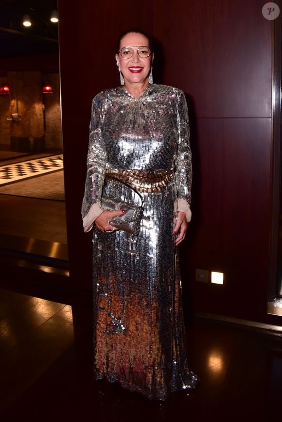 Donata Meirelles apostou no brilho com um vestido longo de paetês prateados, de mangas compridas e caimento reto