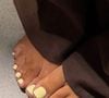 Unha amarelo manteiga é uma excelente pedida por estar na moda e trazer um toque de cor aos pés