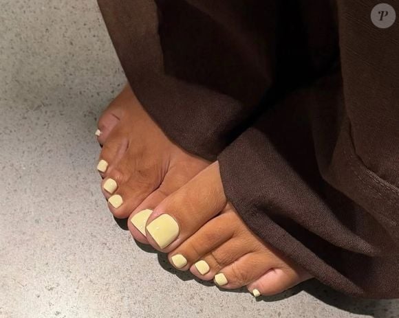 Unha amarelo manteiga é uma excelente pedida por estar na moda e trazer um toque de cor aos pés