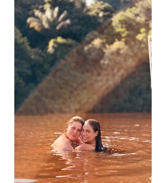 Lexa e Tati Machado mergulharam juntas no Rio Negro, na Amazônia