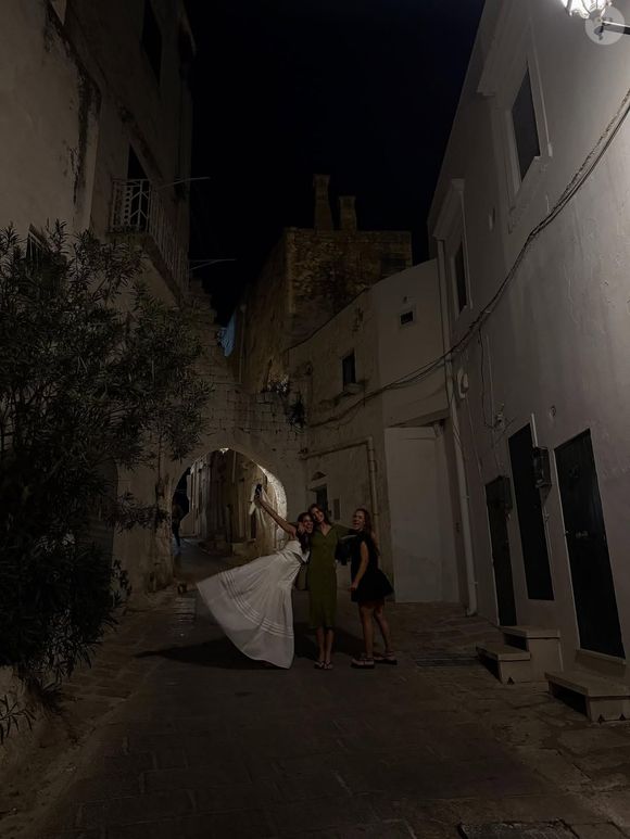 Vestido plissado e fluido usado por Bruna Marquezine da marca Staud Clothing custa R$ 3.141