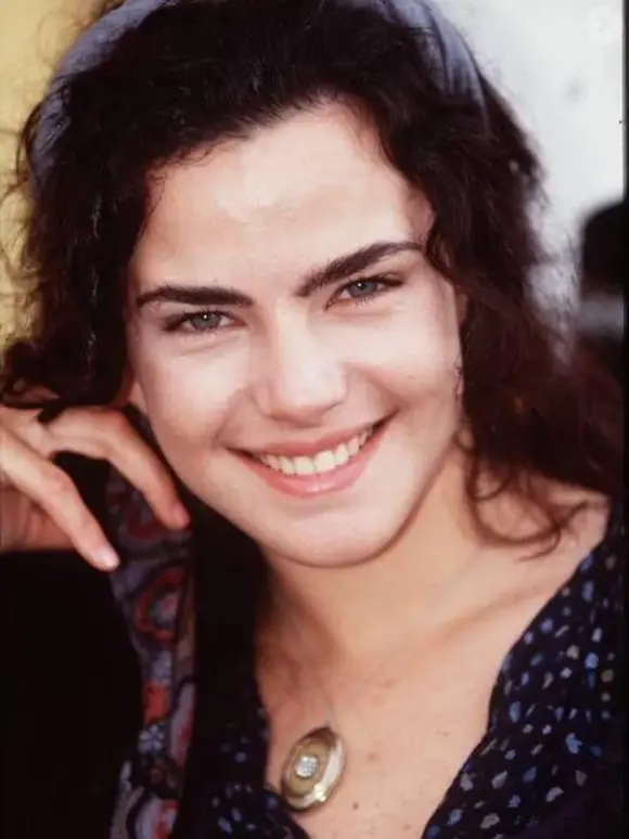 Quase ninguém percebeu, mas Giuliana nunca tirava um item discreto do figurino em "Terra Nostra".