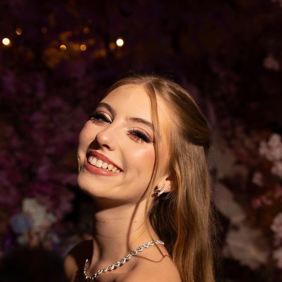 O cabelo semipreso e o colar delicado arremataram o visual com equilíbrio, deixando o vestido como o verdadeiro protagonista da ex-estrela de 'Carinha de Anjo', Lorena Queiroz, em seus 15 anos, em Vinhedo, SP
