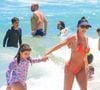 Deborah Secco curtiu esta segunda-feira (30) ao lado da filha Maria Flor na Barra da Tijuca, zona oeste do Rio de Janeiro