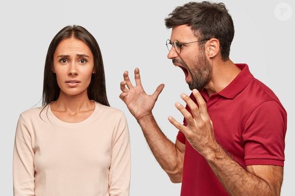 Perdoar não é o mesmo que justificar o dano ou esquecer a afronta; pelo contrário, consiste em libertar-se do fardo emocional que consome recursos mentais.