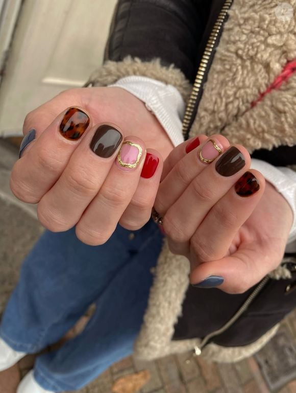 Depois de obter uma manicure quadrada, basta lixar os ângulos laterais para suavizá-los e dar-lhes um formato mais arredondado.