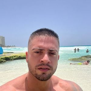 No registro, compartilhado no Instagram, o personal trainer aparece dançando e escreveu: “Imagina só você me odiar e eu estar assim”, numa resposta direta às frequentes críticas que vem recebendo.