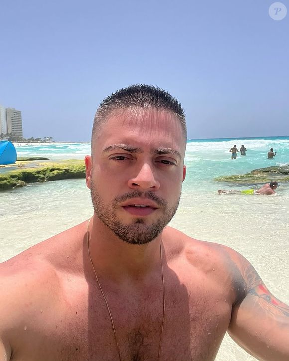 No registro, compartilhado no Instagram, o personal trainer aparece dançando e escreveu: “Imagina só você me odiar e eu estar assim”, numa resposta direta às frequentes críticas que vem recebendo.