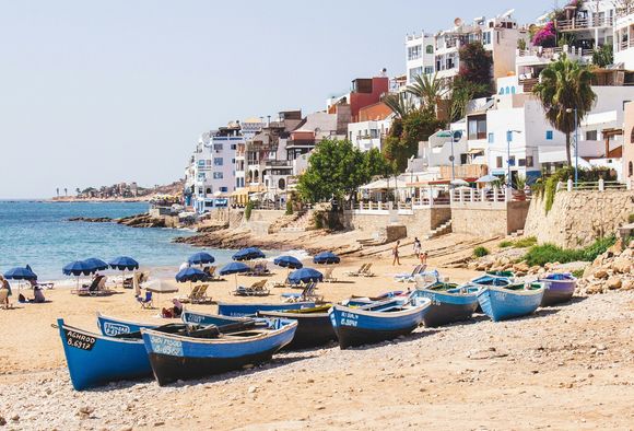 Taghazout, Marrocos é uma pequena vila boêmia de casas brancas à beira-mar