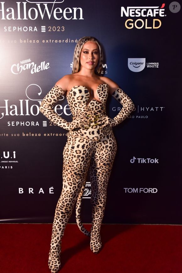 Onça foi a fantasia usada por Thay OG: com macacão animal print poderoso e maquiagem exuberante, a influenciadora roubou a cena