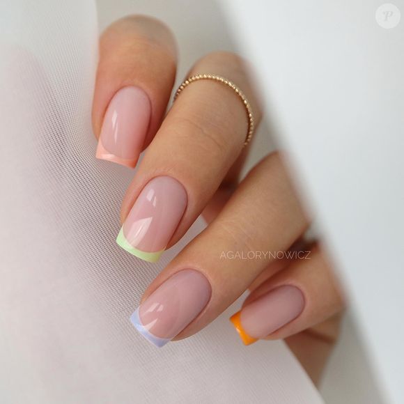 Atemporal, combina com qualquer look e valoriza mãos de mulheres de todas as idades.