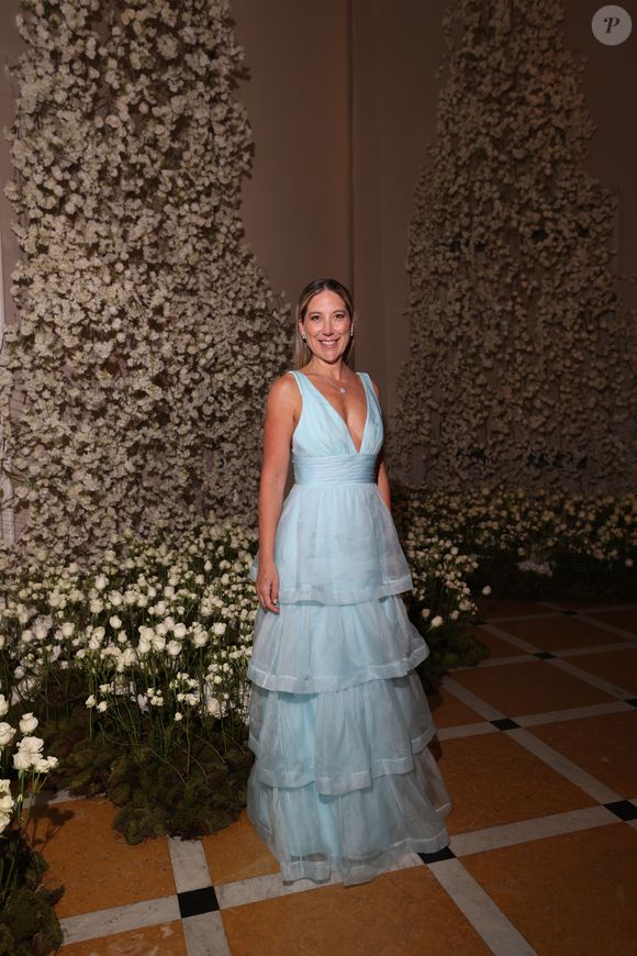 Carol Quinteiro veste vestido azul claro como convidada do casamento de Paula de Aziz