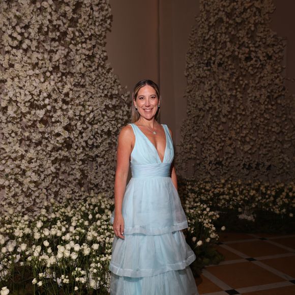 Carol Quinteiro veste vestido azul claro como convidada do casamento de Paula de Aziz