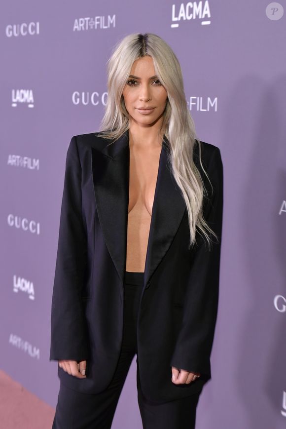 2017: com a barriga sequinha, Kim Kardashian teria feito lipoaspiração, o que nunca foi confirmado