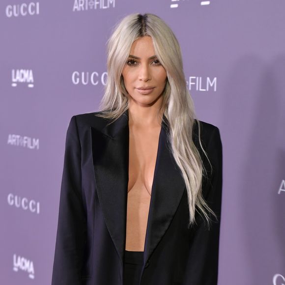 2017: com a barriga sequinha, Kim Kardashian teria feito lipoaspiração, o que nunca foi confirmado