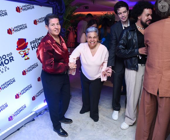 Claudia Rodrigues precisou ser amparada pela namorada, Adriane Bonato, na chegada a evento de humor em 16 de março de 2026