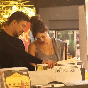Sophie Charlotte e Xamã se recusaram a atender fãs e veículos de imprensa que aguardavam na porta do local
