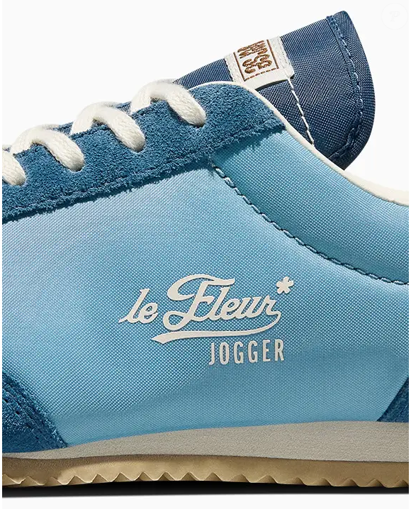 O modelo Le Fleur Jogger, da Converse, mistura tons de azuis