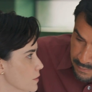 Samira (Fernanda Vasconcellos) foge com Edilberto, mas rapaz morre com um tiro dado por Arminda (Grazi Massafera)