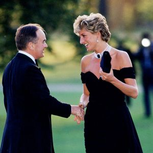 De acordo com a Sotheby's, a peça foi usada pela Princesa Diana em 29 de junho de 1994, durante um jantar beneficente realizado na Serpentine Gallery, em Londres