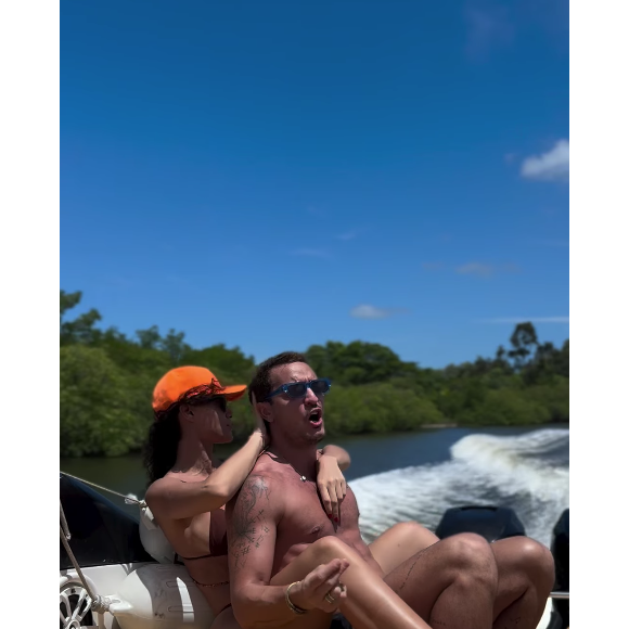 Mais assumidos que nunca, o casal apareceu em um momento romântico enquanto estava em uma lancha