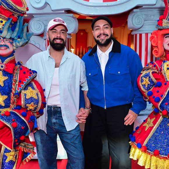 Tiago Abravanel e o marido, Fernando Poli, no aniversário de 1 ano de Bento, filho de Thiaguinho e Carol Peixinho