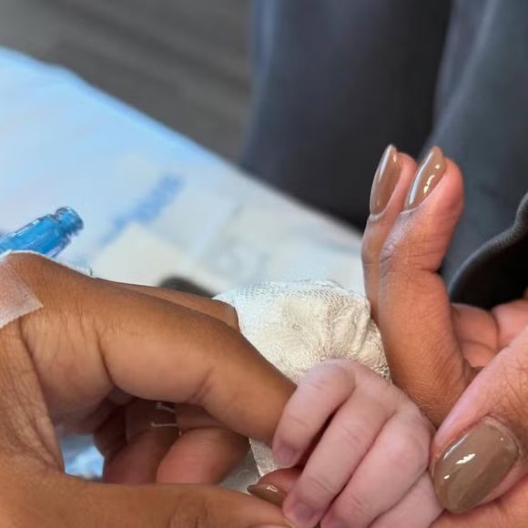 A bebê nasceu nesta quarta-feira, 14 de maio de 2025, em Miami, nos Estados Unidos