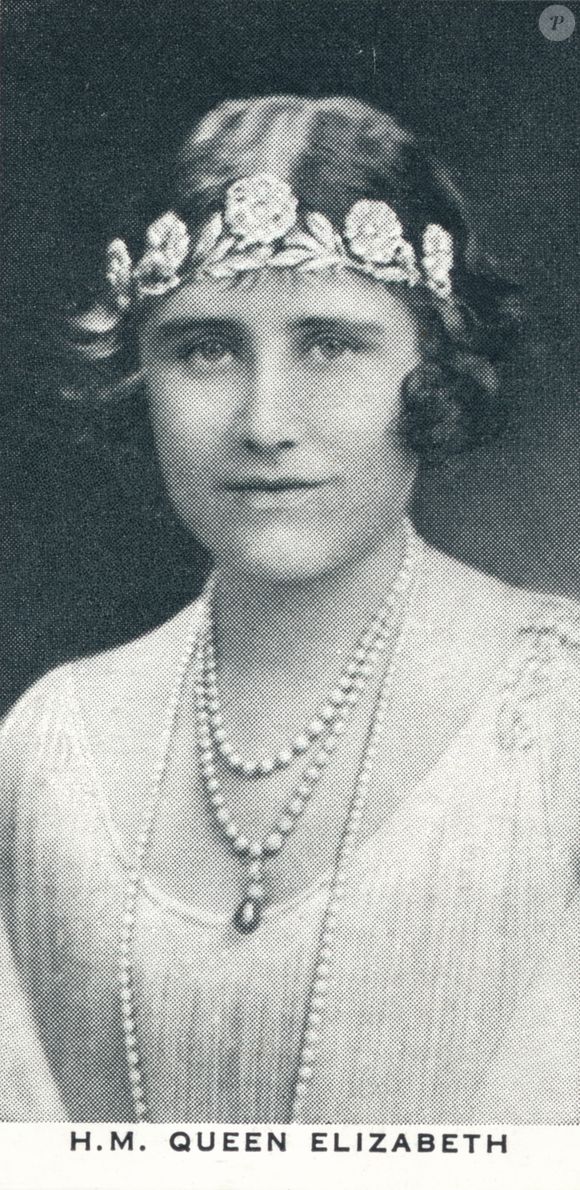 Elegância com propósito: O uso da Strathmore Rose por Kate é visto como um tributo emocional ao rei Charles III e à avó que o inspirou, Rainha Elizabeth, a Rainha Mãe.