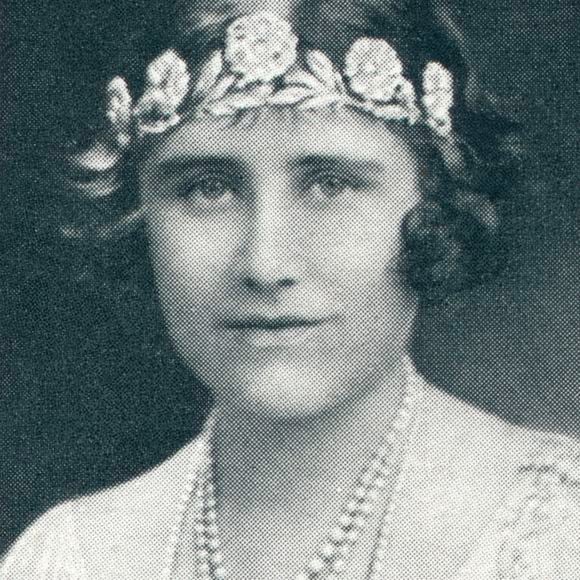 Elegância com propósito: O uso da Strathmore Rose por Kate é visto como um tributo emocional ao rei Charles III e à avó que o inspirou, Rainha Elizabeth, a Rainha Mãe.