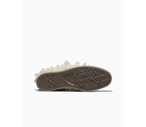 Converse aposta no romantismo e transforma seu tênis mais clássico em peça fashion com babados, bordados e estética boho que já desponta como tendência da temporada