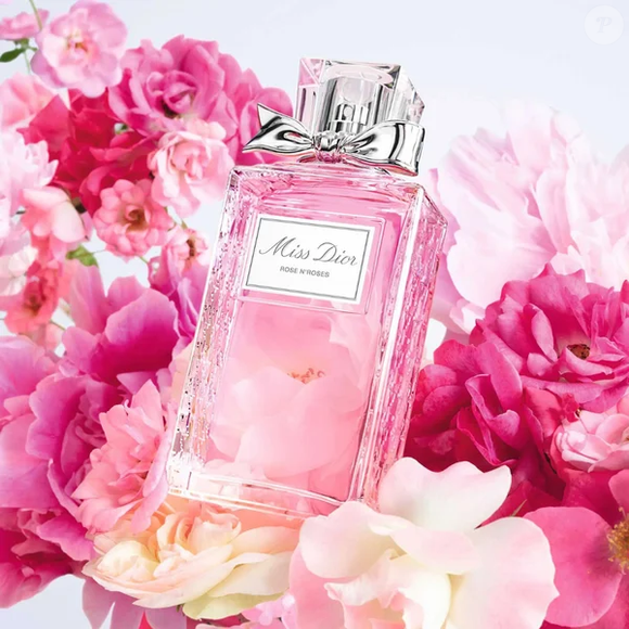 Para quem gosta de perfumes com cheiro de rosa, o Miss Dior Rose N'Roses, da Dior, apresenta uma composição floral que foge das fragrâncias densas. A combinação de rosas, gerânio, bergamota e almíscar branco oferece uma proposta delicada para acompanhar o expediente