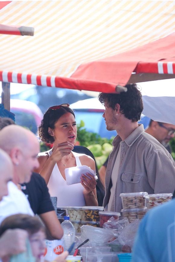 Shawn Mendes e Bruna Marquezine degustaram diversas comidas no local