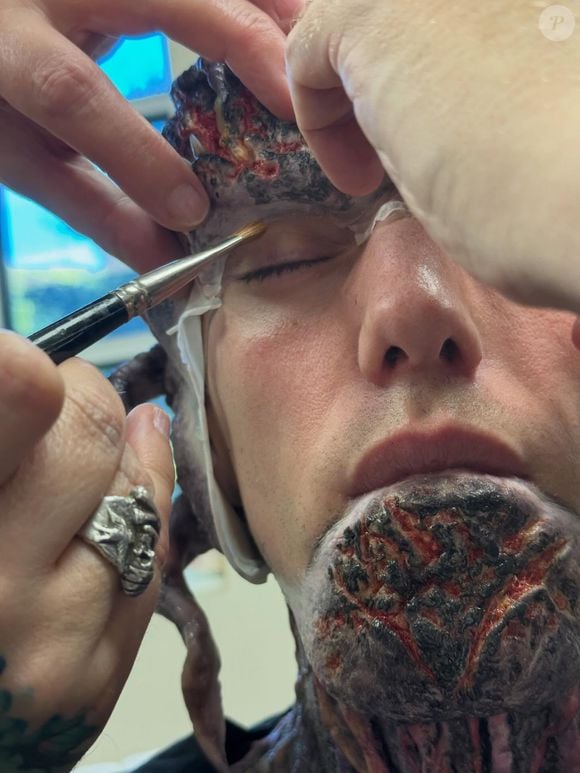 Aqui vai um close de Jamie Campbell Bower recebendo o figurino de Vecna no rosto