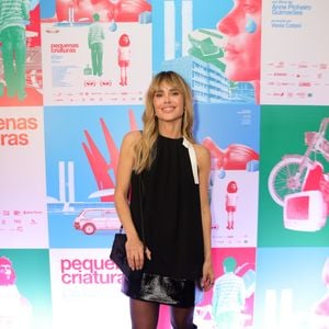 Carolina Dieckmmann apostou em uma produção clássica em preto para lançar o premiado filme 'Pequenas Criaturas'
