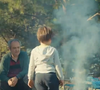Bahar vai com os filhos, Doruk e Nisan, e o padrasto, Enver, para um acampamento após a morte de Sarp na novela 'Força de Mulher'