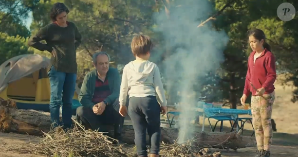 Bahar vai com os filhos, Doruk e Nisan, e o padrasto, Enver, para um acampamento após a morte de Sarp na novela 'Força de Mulher'