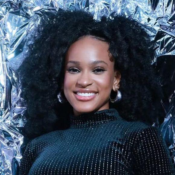 Segundo a cabeleireira Márcia Vieira, responsável pelos cuidados capilares da atleta, a peça é ideal para momentos de lazer.