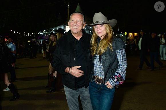 Galvão Bueno deve receber proposta de salário acima de R$ 1 milhão ao mês - na foto, narrador com Desirée Soares, sua mulher