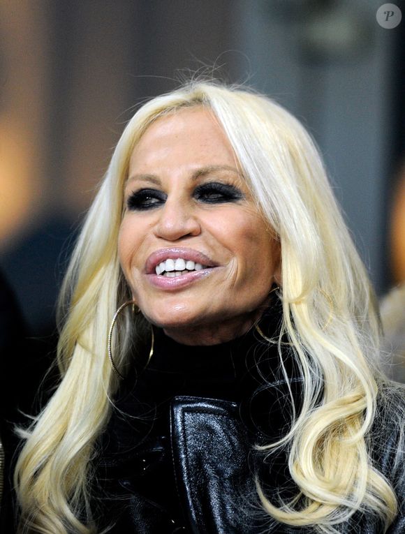 2010: Donatella Versace chamou muita atenção ao ser flagrada bem diferente em uma foto sorrindo
