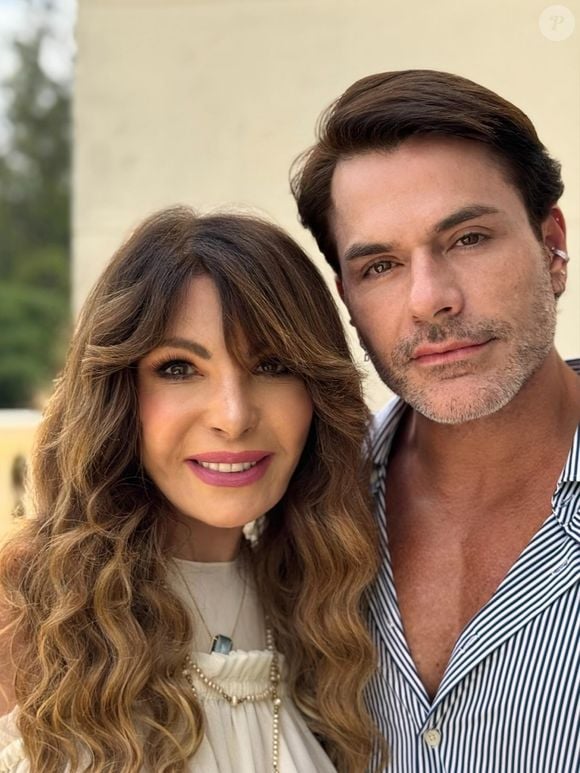 Elba Ramalho surgiu completamente diferente e bem mais jovem em suas redes sociais