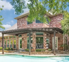 Eduardo Bolsonaro vive com a família em uma mansão avaliada em mais de R$ 6 milhões no Texas, nos Estados Unidos, segundo reportagem do The Intercept Brasil. Localizado em Southlake, o imóvel tem quatro quartos, piscina e acesso a um clube com quadras de tênis e lagoa. A residência foi anunciada para aluguel por cerca de R$ 30 mil mensais, enquanto o Jornal Extra informa um valor aproximado de R$ 35 mil