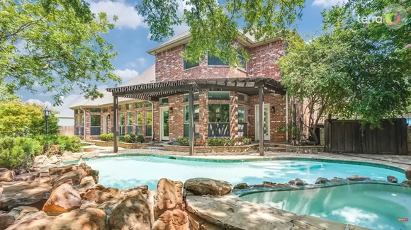 Eduardo Bolsonaro vive com a família em uma mansão avaliada em mais de R$ 6 milhões no Texas, nos Estados Unidos, segundo reportagem do The Intercept Brasil. Localizado em Southlake, o imóvel tem quatro quartos, piscina e acesso a um clube com quadras de tênis e lagoa. A residência foi anunciada para aluguel por cerca de R$ 30 mil mensais, enquanto o Jornal Extra informa um valor aproximado de R$ 35 mil
