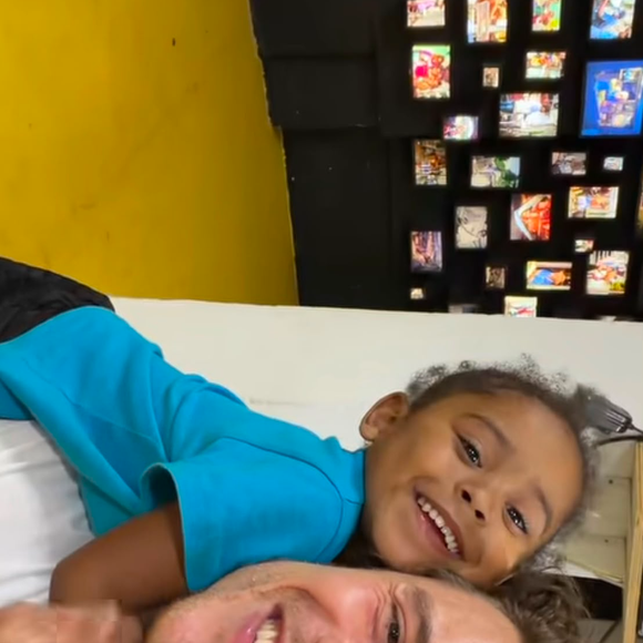 Pela primeira vez, Shawn Mendes dedicou uma publicação exclusiva a Bruna Marquezine. O cantor reuniu fotos do casal e da comemoração do aniversário da atriz com crianças da Casa Amarela Providência