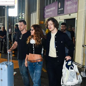 Isadora Cruz combinou um um cardigan preto cropped, abotoado na frente, e uma calça de cintura baixa bem ampla, que deixou sua barriga de fora