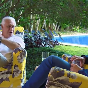Antonio Fagundes na piscina de sua mansão