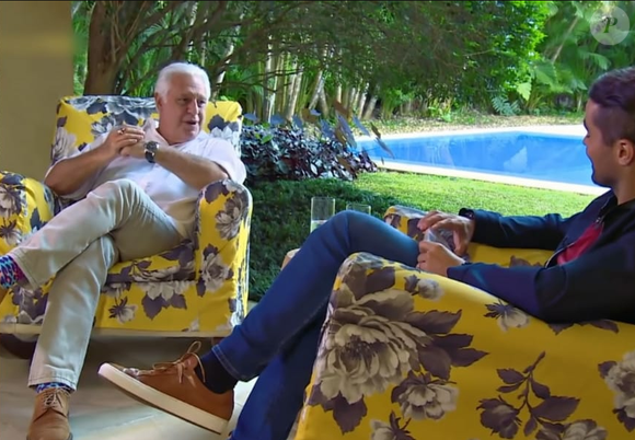 Antonio Fagundes na piscina de sua mansão